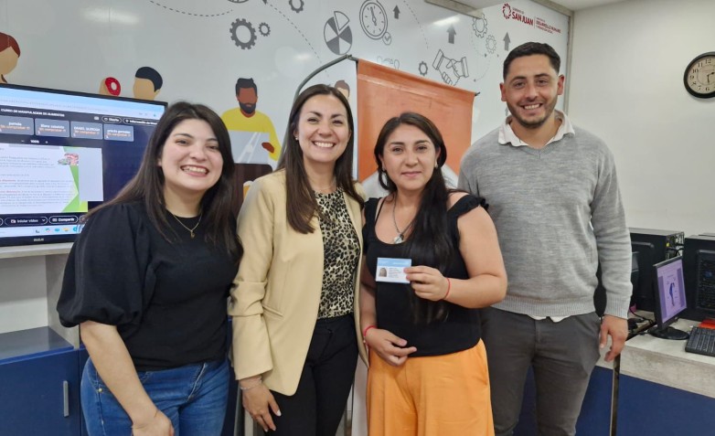 Emprendedora recibe su credencial junto al equipo de Economía Social