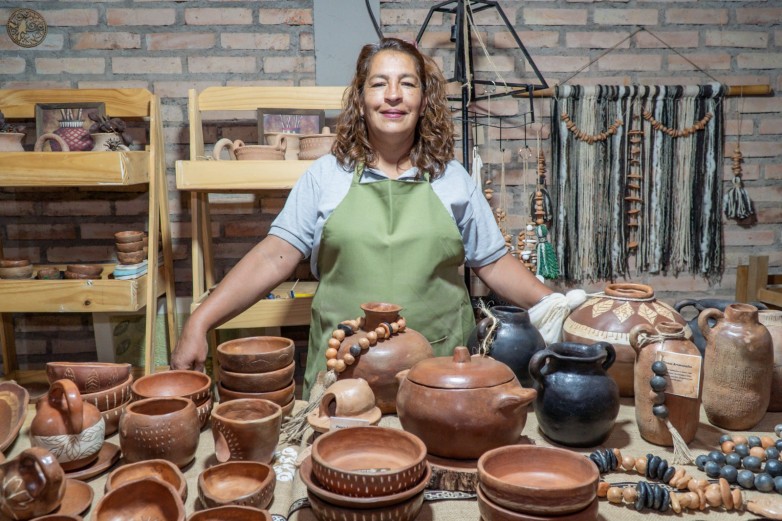 Emprendedora junto a sus piezas de cerámica artesanal