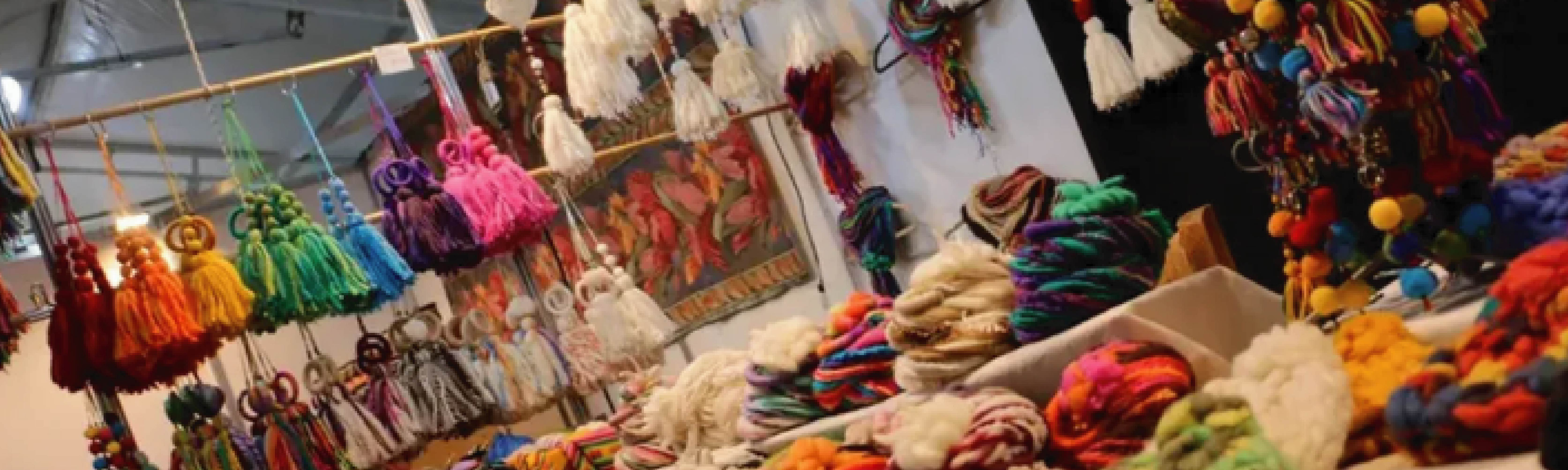 Puesto de tejidos artesanales con lanas de colores